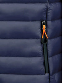 Dunkelblaue Daunenjacke mit Reißverschluss, gesteppte Optik, Outdoor-Bekleidung.