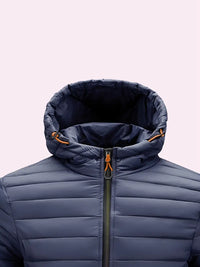 Dunkelblaue Daunenjacke mit Kapuze, Reißverschluss, Outdoor-Bekleidung, Herrenmode.
