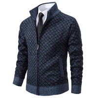 Dunkelblauer Herren-Strickjacke mit Muster, Reißverschluss, eleganter Stil, Anzughemd und Krawatte.