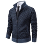 Dunkelblauer Herren-Strickjacke mit Muster, Reißverschluss, eleganter Stil, Anzughemd und Krawatte.