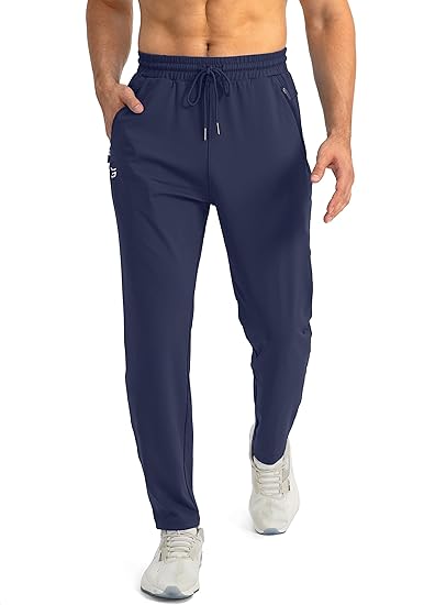 Mann in blauer Jogginghose, Sportbekleidung, elastischer Bund, Taschen, Fitnessmode.