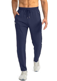 Mann in blauer Jogginghose, Sportbekleidung, elastischer Bund, Taschen, Fitnessmode.