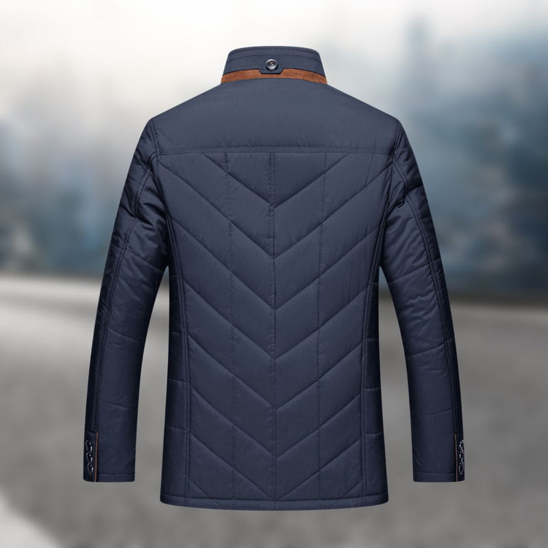 Dunkelblaue Herrenjacke, gesteppter Stoff, elegantes Design, Herbstmode, Rückansicht.