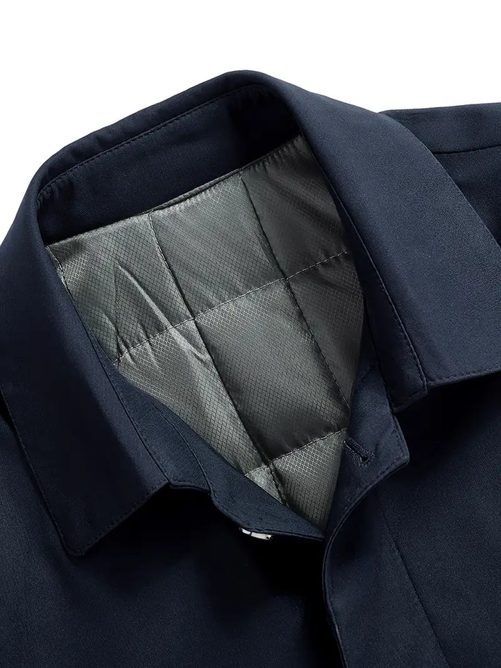 Dunkelblauer Herrenmantel mit gestepptem Innenfutter, elegantes Design, Herbstmode.