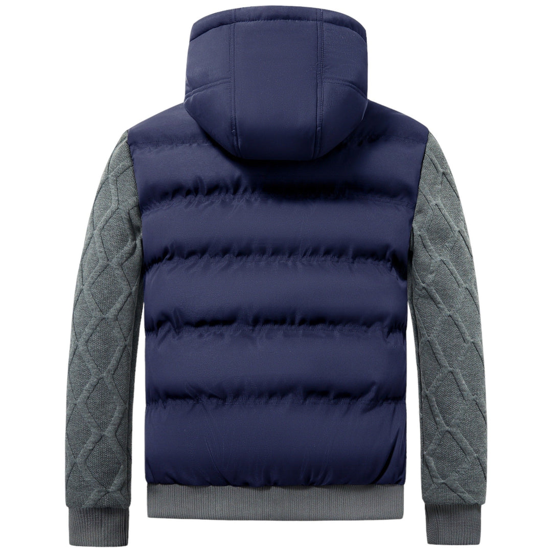 Dunkelblaue Steppjacke mit Kapuze, grauen Ärmeln, Wintermode, Herrenbekleidung.