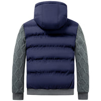 Dunkelblaue Steppjacke mit Kapuze, grauen Ärmeln, Wintermode, Herrenbekleidung.