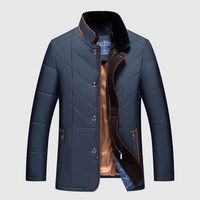Dunkelblaue Herrenjacke, gesteppt, mit Stehkragen und Knopfleiste, ideal für Herbstmode.