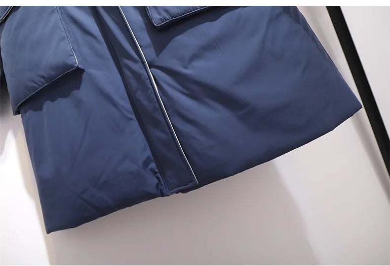 Dunkelblaue Winterjacke, wasserdicht, mit Taschen, warme Outdoor-Bekleidung für Herren.