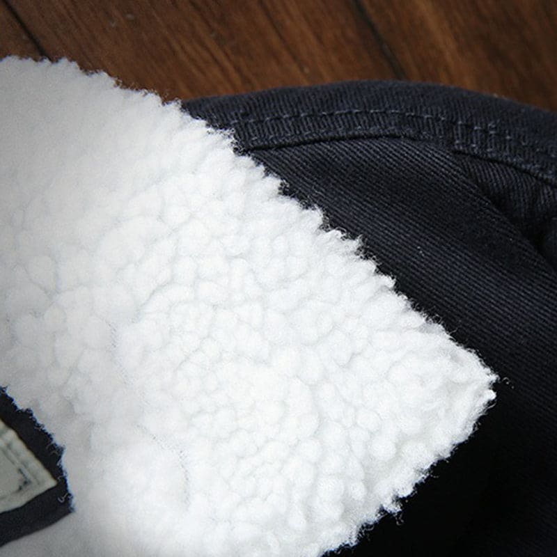 Schwarze Denimjacke mit weißem Wollfutter, warme Wintermode für Herren.