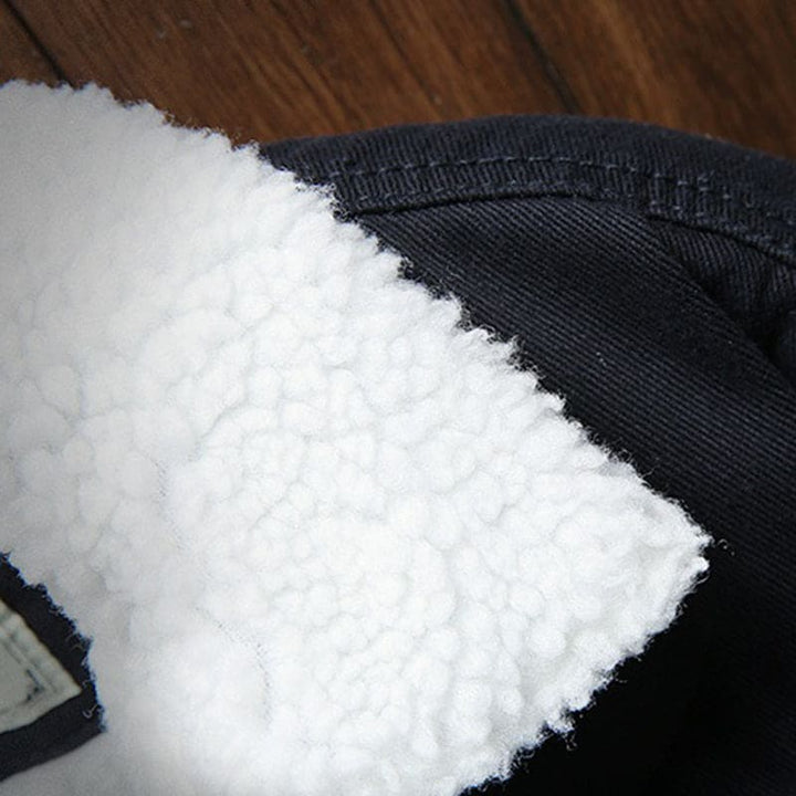 Schwarze Denimjacke mit weißem Wollfutter, warme Wintermode für Herren.