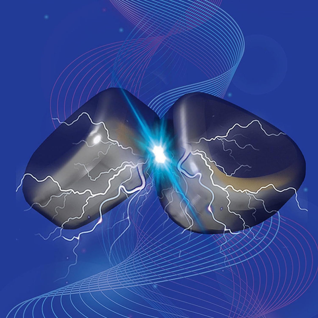 Zwei schwarze Magnetsteine mit blauen Blitzen auf blauem Hintergrund, Energie, Magnetismus.