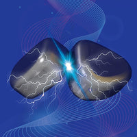 Zwei schwarze Magnetsteine mit blauen Blitzen auf blauem Hintergrund, Energie, Magnetismus.