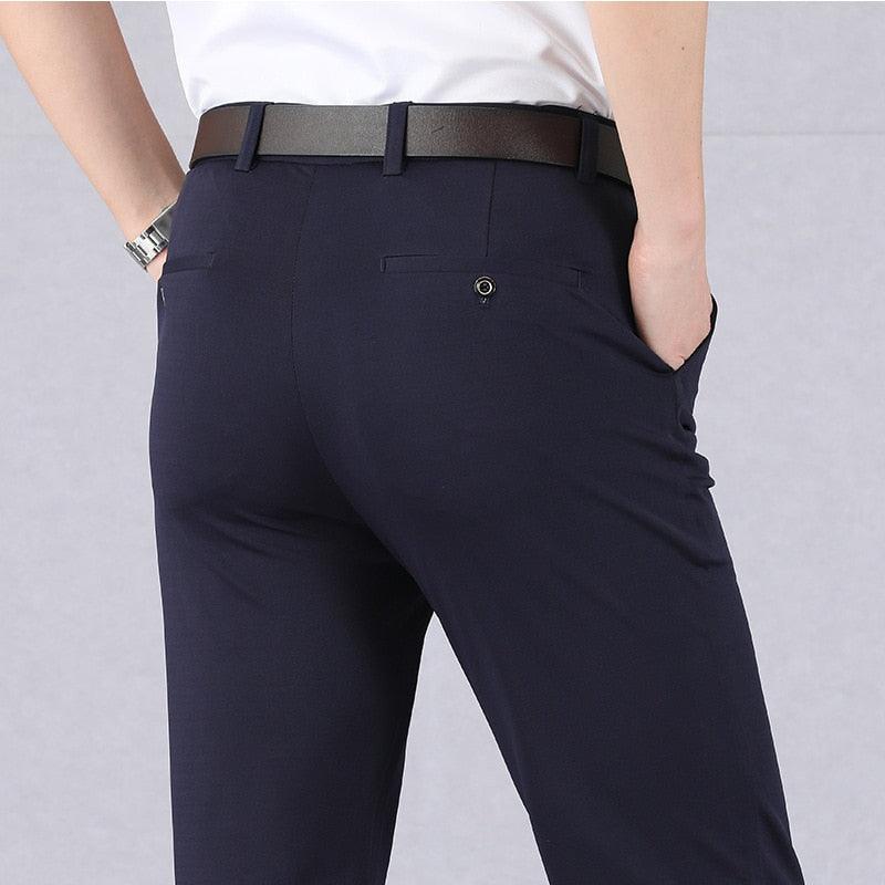 Dunkelblaue Herren-Stretchhose, elegant, mit schwarzem Gürtel, ideal für Business-Outfits.