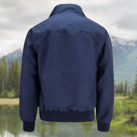 Dunkelblaue Herrenjacke aus Baumwolle, Outdoor-Mode, vor Berglandschaft.