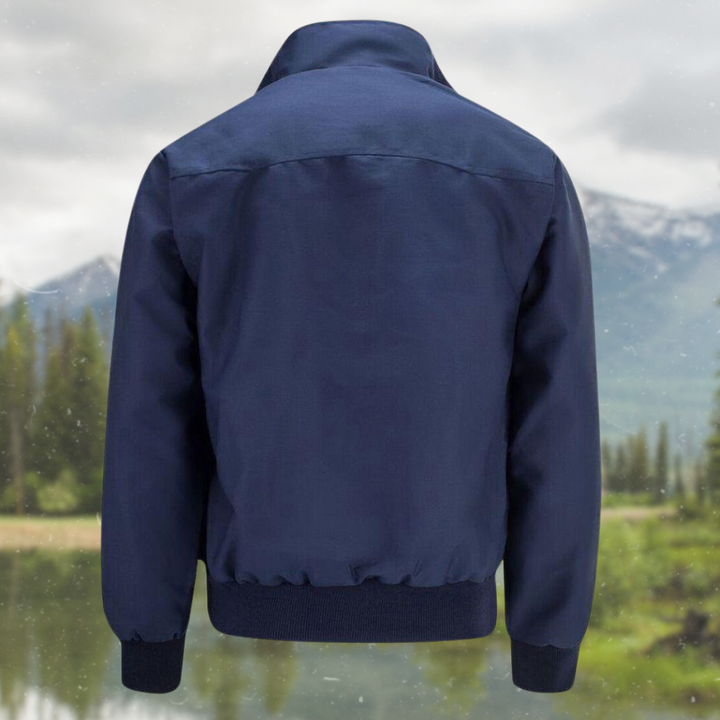Dunkelblaue Herrenjacke aus Baumwolle, Outdoor-Mode, vor Berglandschaft.