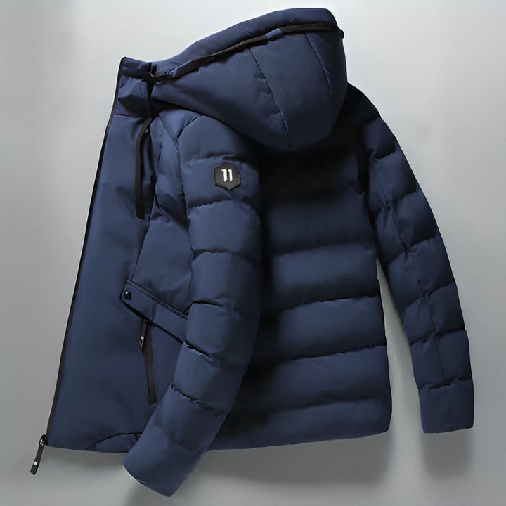 Dunkelblaue Winterjacke mit Kapuze, Daunenfüllung, Reißverschluss, Herrenmode, warm, stylisch.