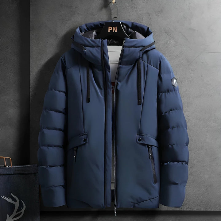 Dunkelblaue Herren-Winterjacke mit Kapuze, Reißverschluss, warm, modisch, isoliert.