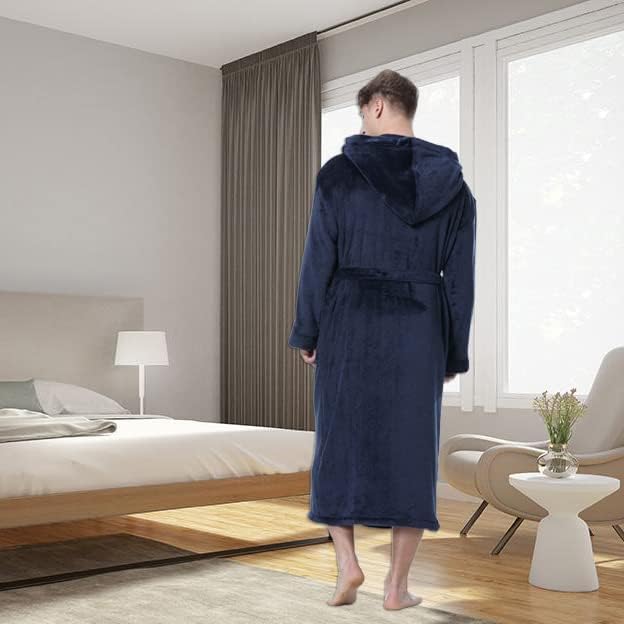 Mann im blauen Fleece-Bademantel mit Kapuze im modernen Schlafzimmer.