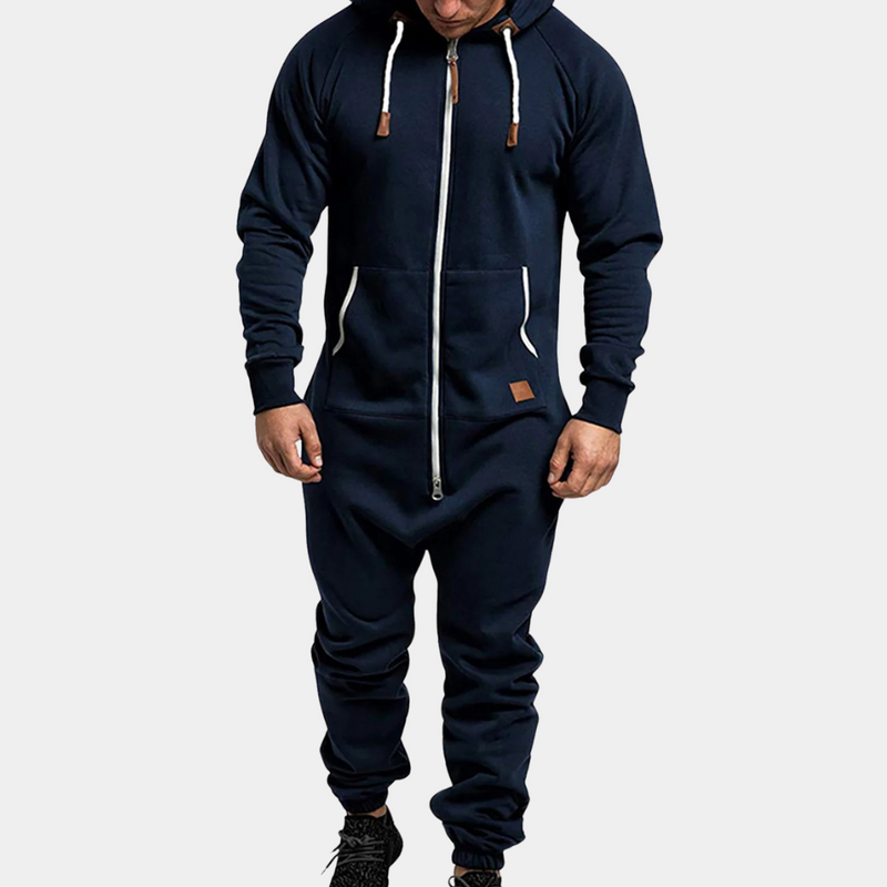Mann in dunkelblauem Jumpsuit mit Kapuze, Reißverschluss und Kordelzug, Freizeitmode.