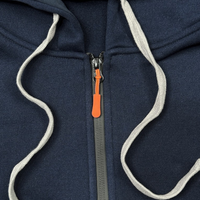 Dunkelblauer Kapuzenpullover mit Reißverschluss, graue Kordeln, orangefarbener Zipper.