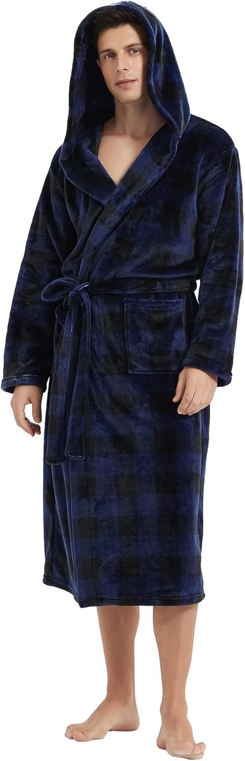 Mann im blauen karierten Fleece-Bademantel mit Kapuze, gemütlich, warm, ideal für Zuhause.