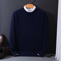 Dunkelblauer Herrenpullover aus Wolle, elegant, auf Kleiderbügel, vor schwarzem Hintergrund.