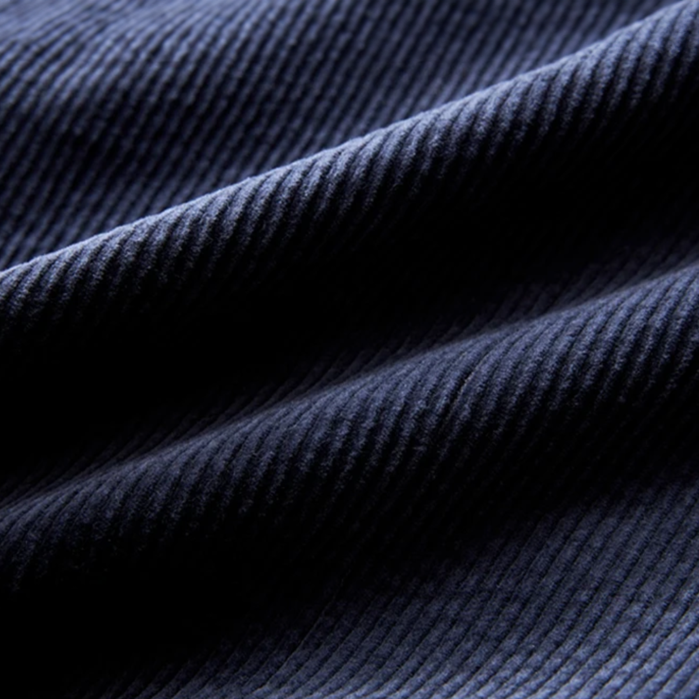 Dunkelblauer Cordstoff, Nahaufnahme, Textur, hochwertiges Material für Bekleidung und Polster.