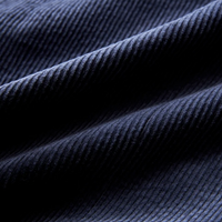 Dunkelblauer Cordstoff, Nahaufnahme, Textur, hochwertiges Material für Bekleidung und Polster.