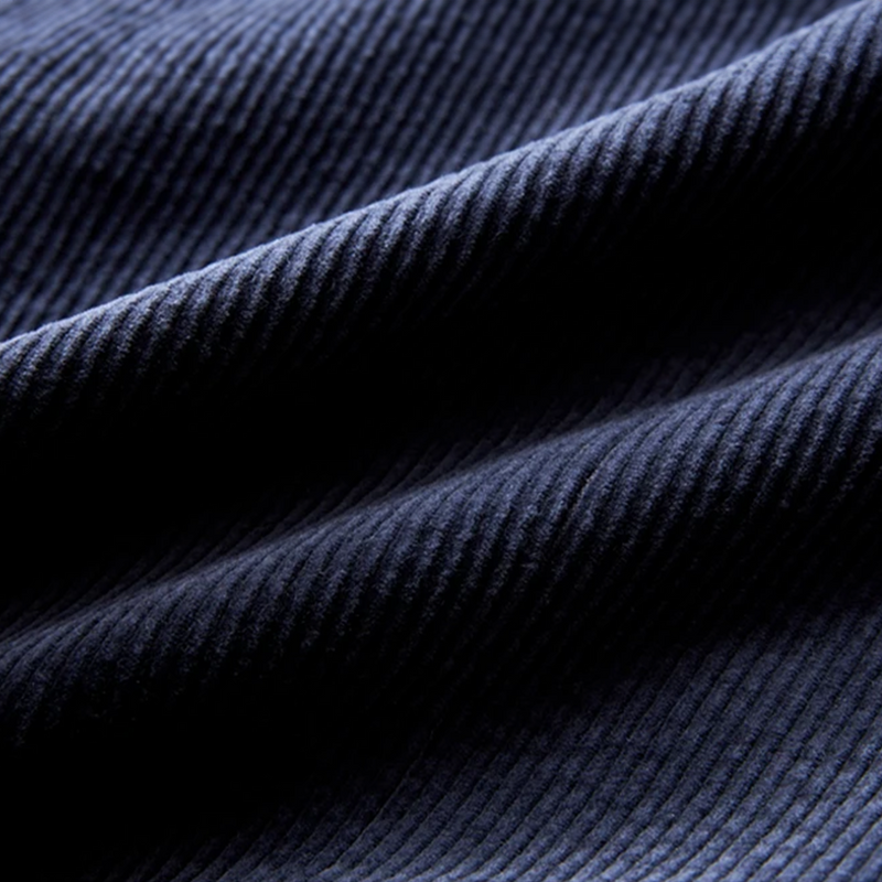 Dunkelblauer Cordstoff, Nahaufnahme, Textur, hochwertiges Material für Bekleidung und Polster.