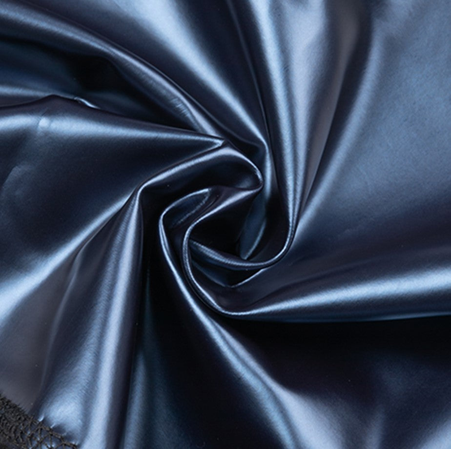 Dunkelblauer glänzender Lederstoff, ideal für Mode und Polster, luxuriöses Material.