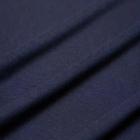 Dunkelblauer Baumwollstoff, feine Textur, ideal für Bekleidung und Heimtextilien.