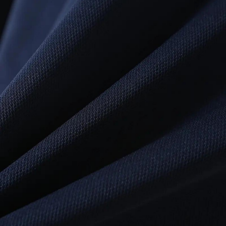 Dunkelblauer Stoff, Textur, hochwertiges Material, ideal für Bekleidung und Polsterung.