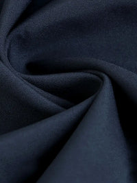 Dunkelblauer Baumwollstoff, weiche Textur, ideal für Bekleidung und Heimtextilien.