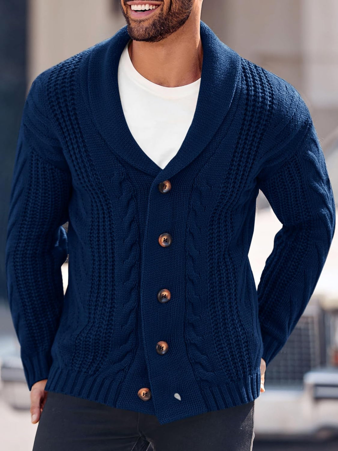 Dunkelblauer Strick-Cardigan mit Schalkragen und Holzknöpfen für Herren.