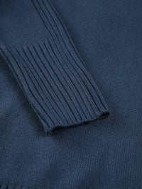 Dunkelblauer Strickpullover, gerippter Ärmel, weiches Material, modisch, Herrenbekleidung.