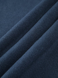 Dunkelblauer Strickstoff, weiche Textur, ideal für Pullover und Wintermode.