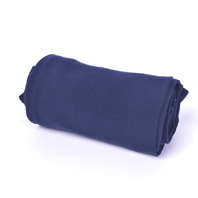 Dunkelblaues, gerolltes Fleece-Picknickdecke, weich, tragbar, ideal für Outdoor-Aktivitäten.