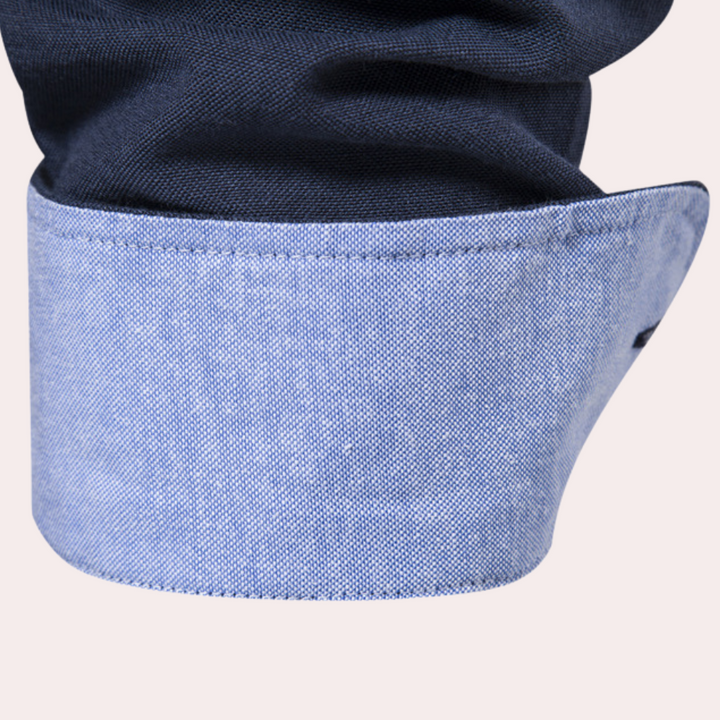 Dunkelblaues Hemd mit hellblauer Manschette, Baumwolle, Herrenmode, elegantes Design.