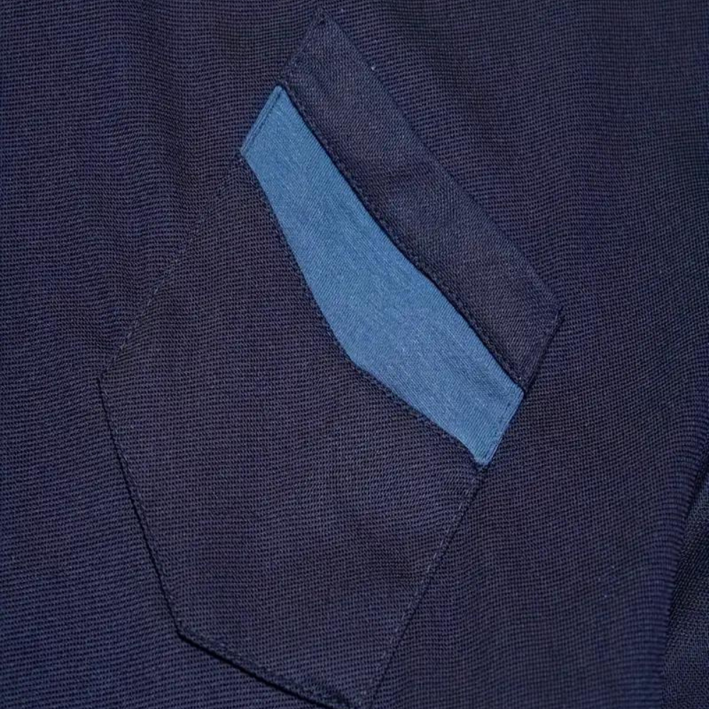 Dunkelblaues T-Shirt mit blauer Brusttasche, Baumwolle, Herrenmode, Freizeitkleidung.