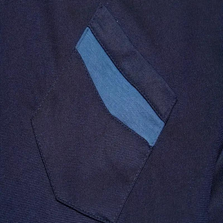 Dunkelblaues T-Shirt mit blauer Brusttasche, Baumwolle, Herrenmode, Freizeitkleidung.