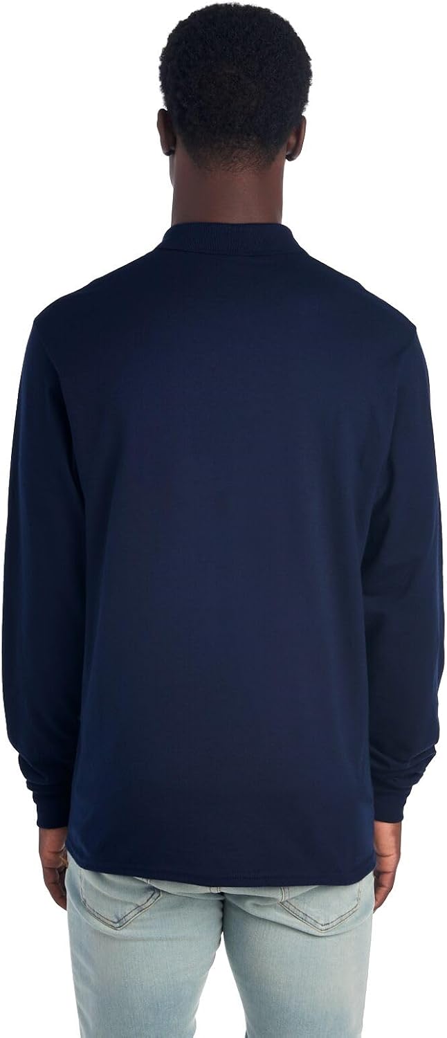 Mann in dunkelblauem Langarmshirt aus Baumwolle, Rückansicht, lässige Mode.