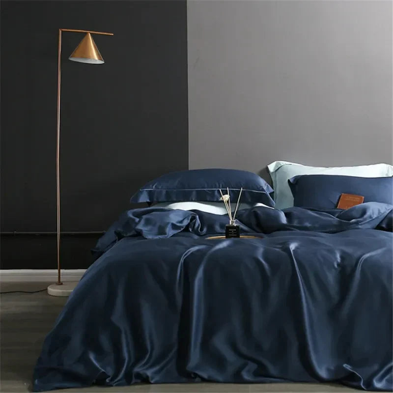 Dunkelblaues Bettwäsche-Set aus Satin mit Stehlampe, luxuriöses Schlafzimmer-Dekor.