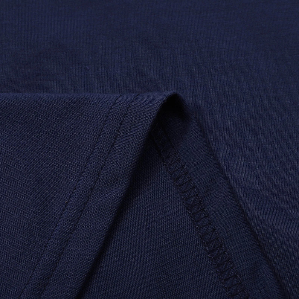 Dunkelblaues Baumwoll-T-Shirt, Nahaufnahme Stoffdetail, hochwertige Herrenmode.