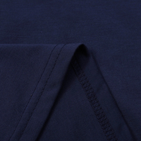 Dunkelblaues Baumwoll-T-Shirt, Nahaufnahme Stoffdetail, hochwertige Verarbeitung.