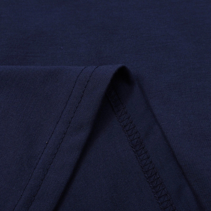 Dunkelblaues Baumwoll-T-Shirt, Nahaufnahme Stoffdetail, hochwertige Verarbeitung.