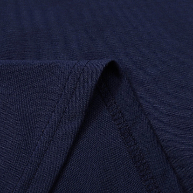 Dunkelblaues Baumwoll-T-Shirt, Nahaufnahme Stoffdetail, hochwertige Verarbeitung.