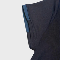 Dunkelblaues T-Shirt-Ärmel aus Baumwolle, Nahaufnahme, modisch, hochwertig, bequem.