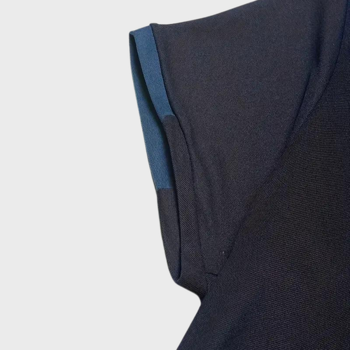 Dunkelblaues T-Shirt-Ärmel aus Baumwolle, Nahaufnahme, modisch, hochwertig, bequem.