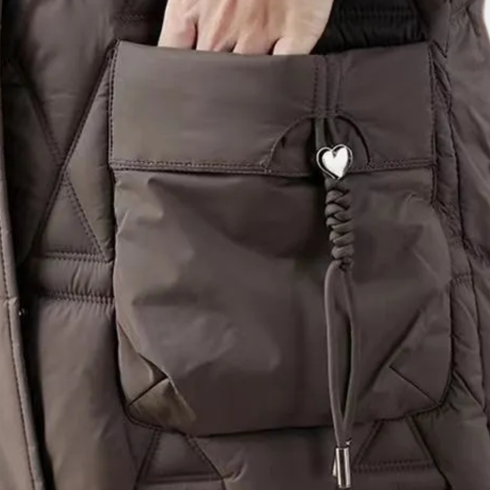 Braune gesteppte Jacke mit Herzknopf und Kordelzugtasche, modisch und funktional.