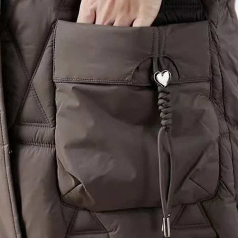 Braune gesteppte Jacke mit Herzknopf und Kordelzugtasche, modisch und funktional.